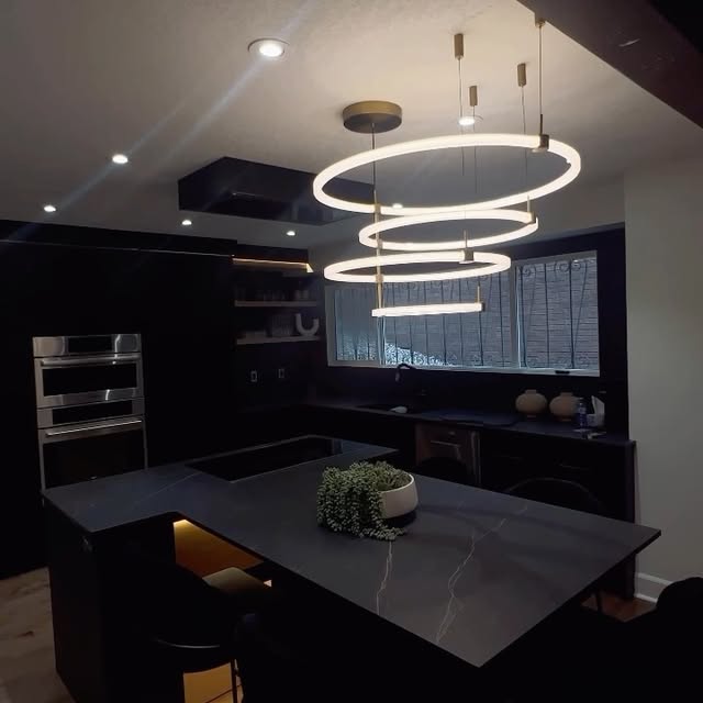 Introducing our latest kitchen masterpiece: Dekton Kelya! Experience the perfect fusion of elegance and functionality…